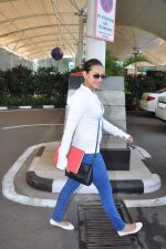 sonakshi Sinha snapped at domestic airport on 27th Feb 2013 (9).JPG